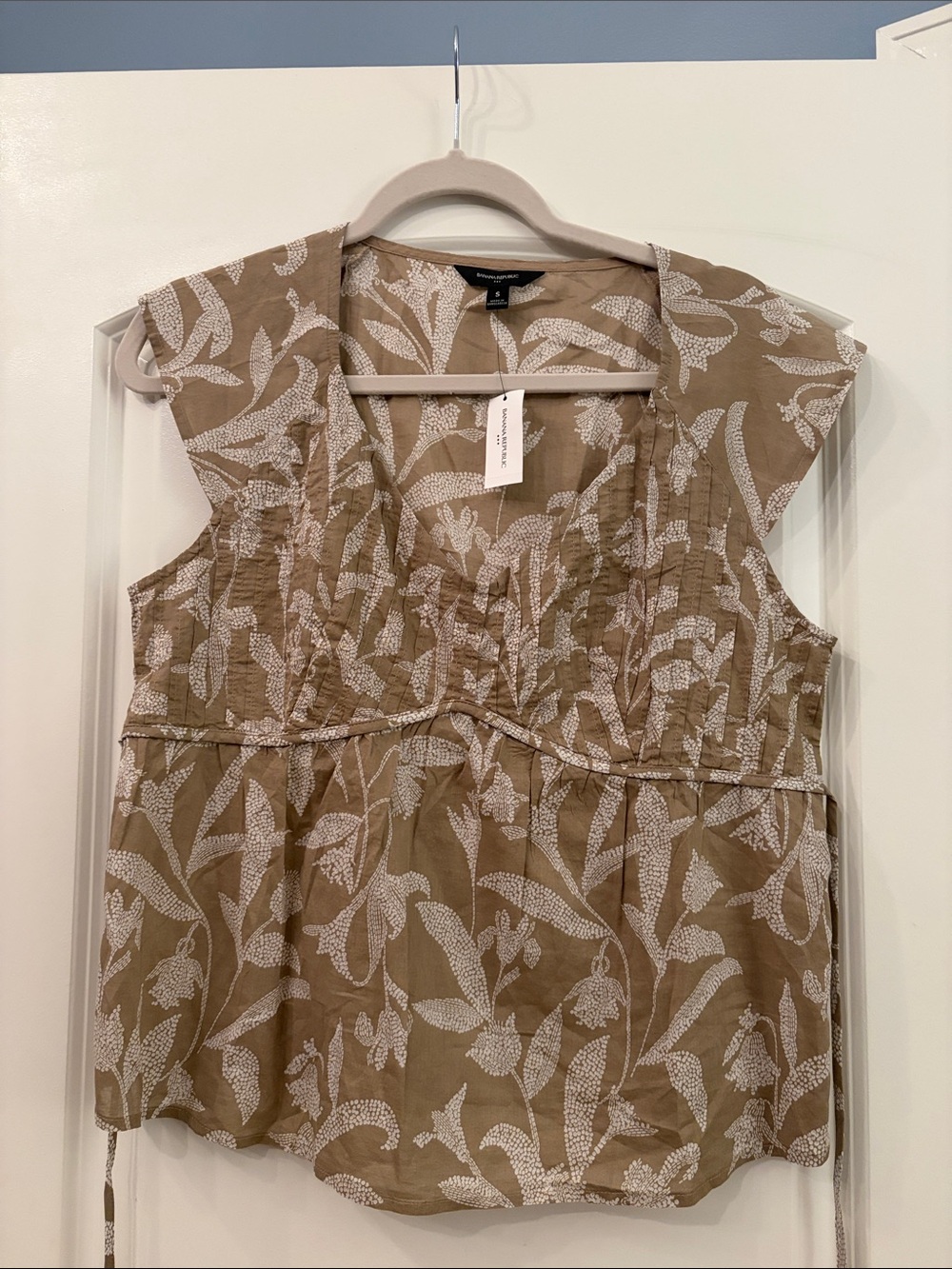Banana Republic Beige Floral Cap-Sleeve Peplum Top